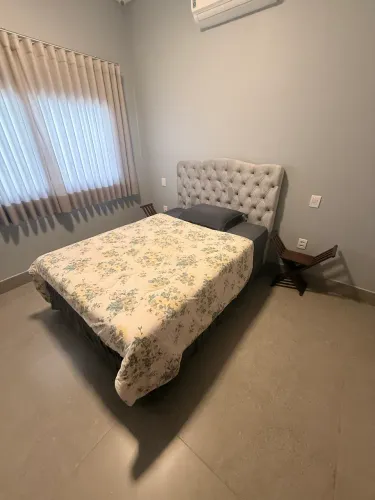 Cama box casal com cabeceira em veludo