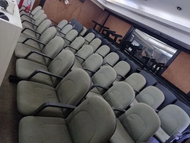 Vendo cadeiras logarina com três cadeiras 280 si levar todas  tenho 43 logarina reforçada 