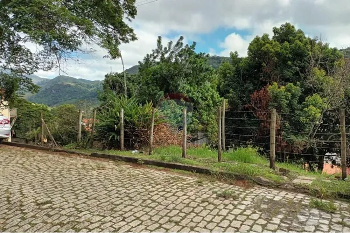 Terreno com benfeitoria em bairro residencial, de Bom Jardim a cinco minutos do centro com