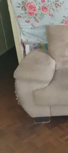 Sofá usado e um colchão de casal D20( ambos estão com aranhões)