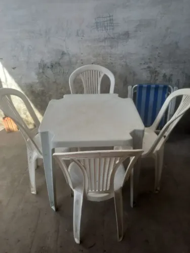 Jogos de mesa e cadeiras brancas