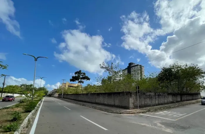 TERRENO NO CALHAU COM 3.200m2 - ÓTIMA LOCALIZAÇÃO- COMERCIAL E RESIDENCIAL