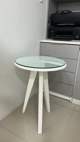 Mesa de canto redonda com tampo de vidro