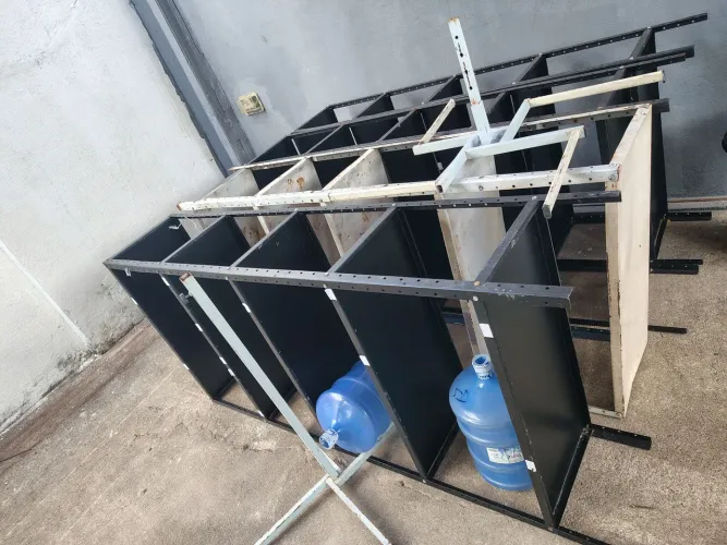 Estante de ferro 4 unidades desponivel valor 900,00 reais