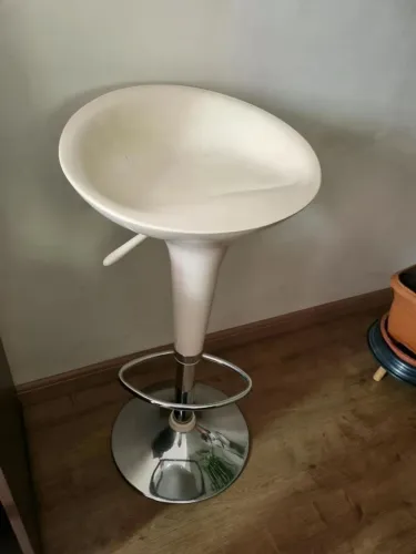 Vendo banqueta de bar branca com regularem de altura