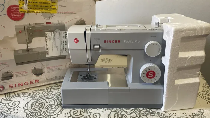 Vende máquina de costura super nova.