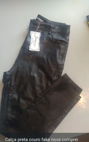 Linda calça nova couro fake resinada preto tamanho g com strech apeluciado por dentro 