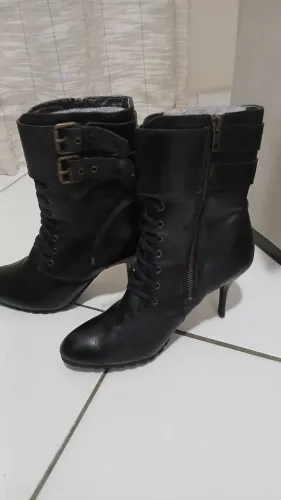 Bota em Couro Legítimo cano médio