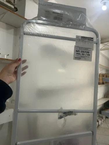 Este é um expositor de roupinha pet da marca Açomix, na cor branca.