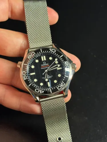 Relógio Masculino Omega 007 - Preto Texturizado- 42mm - Pulseira Mesh - Vidro Safira 