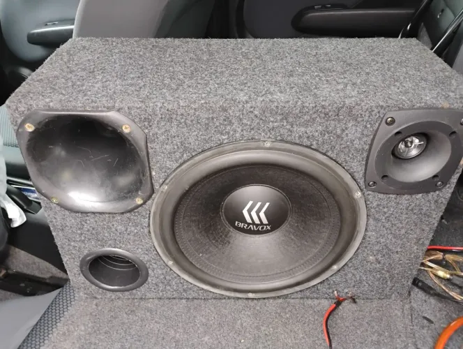 Caixa de som automotivo trio