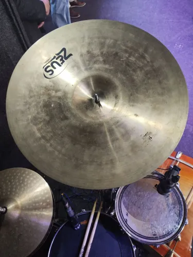 $1.000 só HJ leva ambos os pratos bateria Zeus. 17.99165.1667