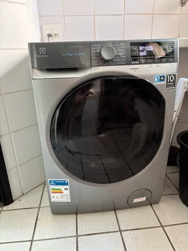 Vendo máquina de lavar Electrolux 11kg lava e seca frontal