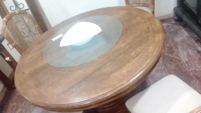 Mesa de jantar torneada em madeira nobre 1,30×080 com vidro giratório -- alto padrão