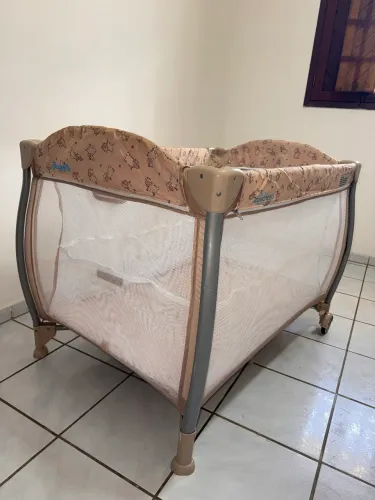 Berço portátil bege peças completas e originais e super conservado ( modelo grande)