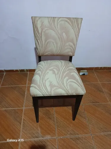 Cadeira antiga em madeira