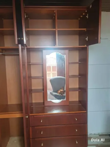 Vendo esse lindo guarda roupas de madeira 