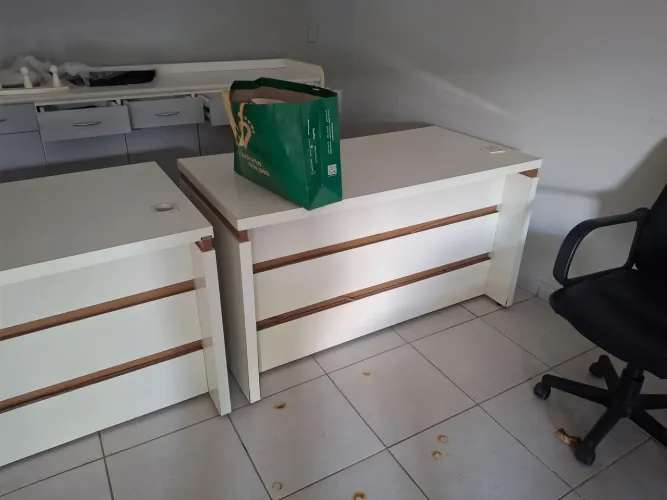 Mesa para uso diário branca em laca semi nova com borda em madeira