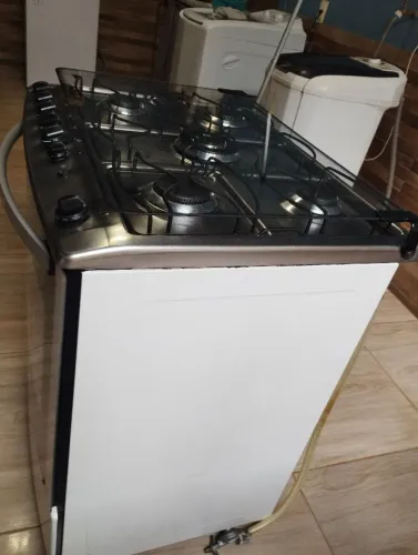 Vende -se um fogão 6 bocas Eletrolux pouco tempo de uso