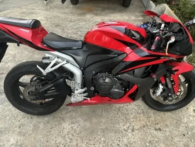CBR 600 RR - REVISADA-RELAÇÃO NOVA-PNEUS BONS-SEM RESTRIÇÃO