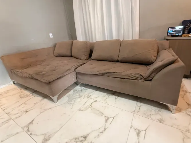 Sofá com chaise e almofadas
