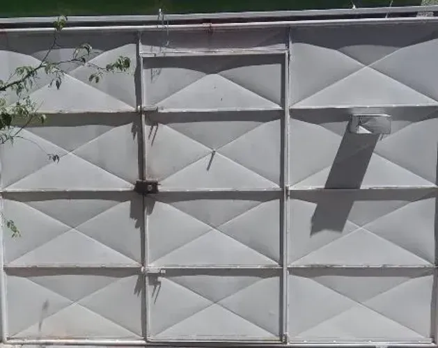 Vende-se Portão de Ferro e Aço galvanizado 2.10 x 3.00 (dispenso curiosos) 