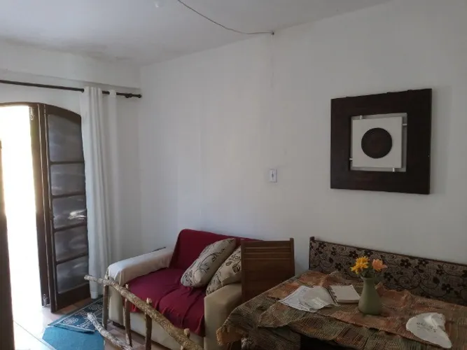 C273 - Duas casas sobrepostas. Cada uma com três dormitórios.