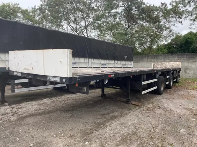 Carreta vanderleia Randon grade baixa com porta Container e assoalho de ferro.