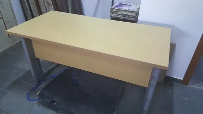Mesa 80x60 cm, cor marfim, pés metálicos reforçados e com regulagem de nível