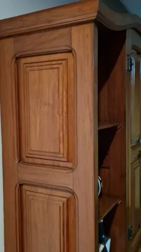 Armário madeira maciça, almofadado, com gavetas e dividido em duas partes.