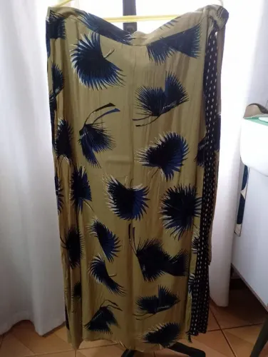 Saia Longa Estampa Folhas, novinha de novo excelente qualidade e estado