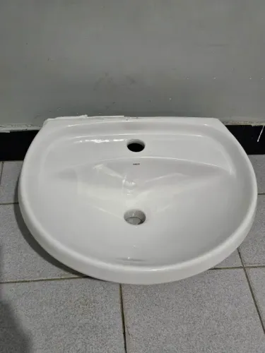 Pia para banheiro. Retirado de um apartamento novo