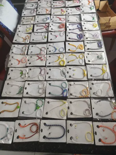 Kits infantis, colar com duas pulseiras ou colar com uma pulseira e um par de brincos 