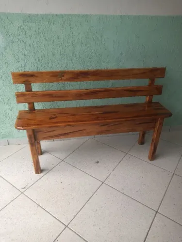 Banco de madeira rústico
