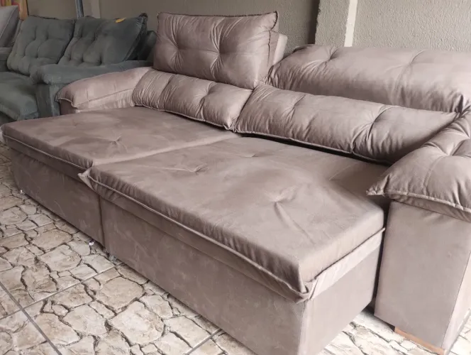 Sofá retrátil reclinável com pillowcônfort nos braços e assentos mede 2,50
