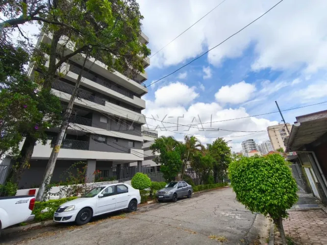 Sobrado em rua fechada, 180m² com 4 dormitórios, 1 suíte, cozinha planejada, 2 vagas.