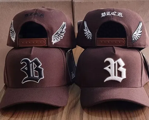 Boné Black com Detalhes de Asa e Bordado