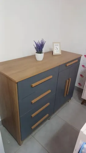 Cômoda moderna com gavetas e portas