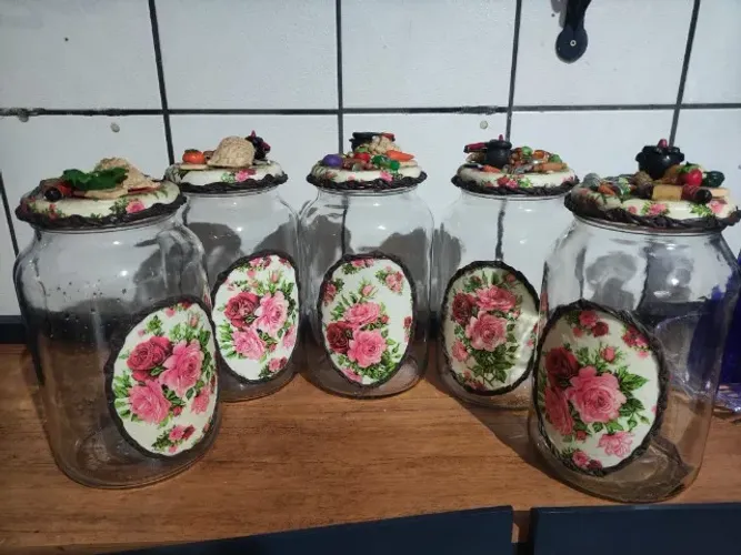 Potes de vidros em biscuit 