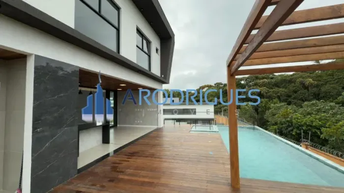 Luxuosa Casa à Venda em Camaçari-BA, Vila de Abrantes: 4 Quartos, 4 Suítes, 3 Banheiros, 3