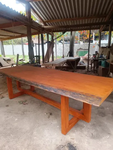 Mesa rústica de madeira 