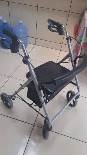 Andador com assento e freios