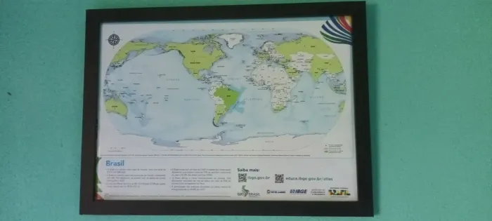 Quadro Mapa Mundi Brasil no Centro (A3)