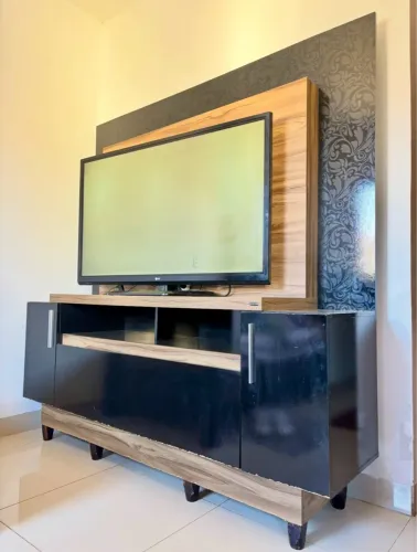 TV LG com Rack e Painel
