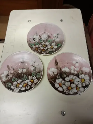 Conjunto de pratos antigos com pintura floral