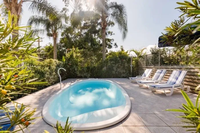 Praia da Daniela - Belíssima Pousada localizada a 04 quadras do mar.