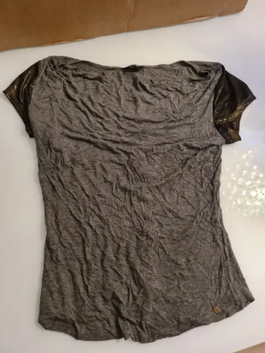 Camiseta de malha com lamê nas mangas e costas - vintage - guess