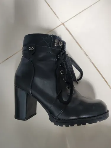 Bota Feminina Preta com Salto Grosso