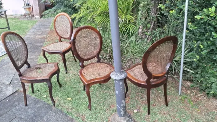 4 Cadeiras Medalhão Década de 50 em Jacarandá da Bahia maciço. Necessario refazer palinha