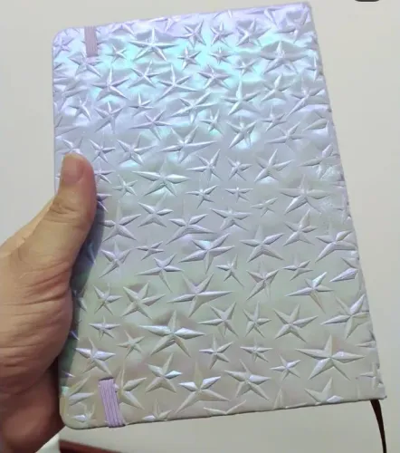 Caderno estilo moleskine capa de estrelas em relevo holográfico pautado sketchbook